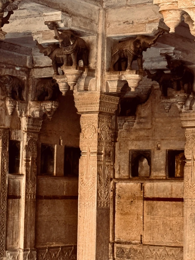 Carved elephant brackets in Hatiyan Sal